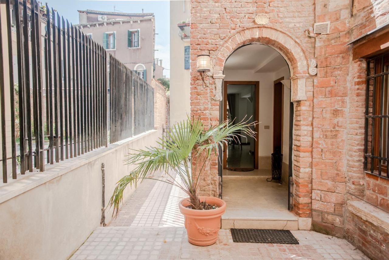 Gondola Rosa, Incantevole Vista Sul Canale Venedig Exterior foto
