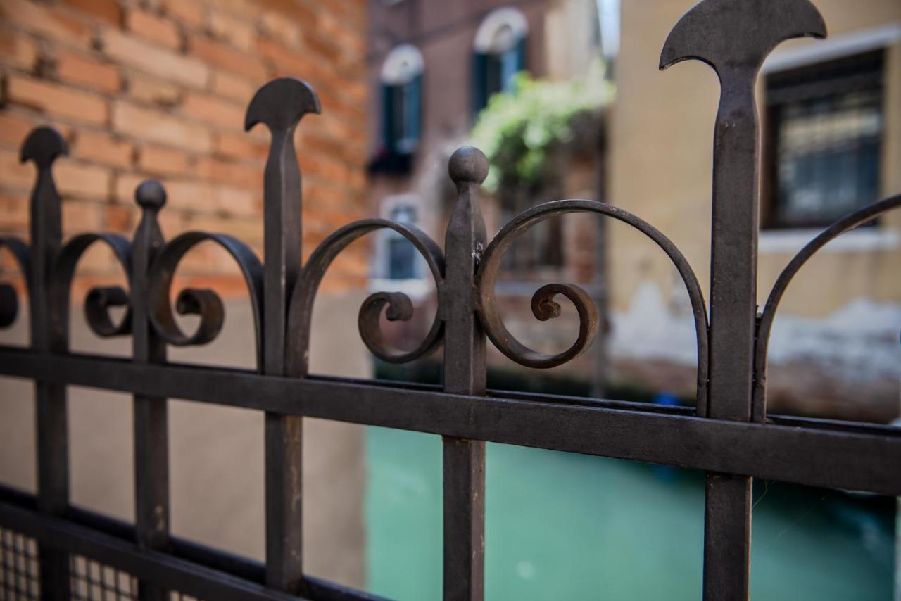 Gondola Rosa, Incantevole Vista Sul Canale Venedig Exterior foto